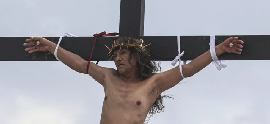 Philippines : Ruben Enaje, un villageois de San Pedro Cutud, a été cloué sur une croix pour la 35e fois afin de reconstituer de manière réelle la Crucifixion de Jésus-Christ lors du Vendredi saint